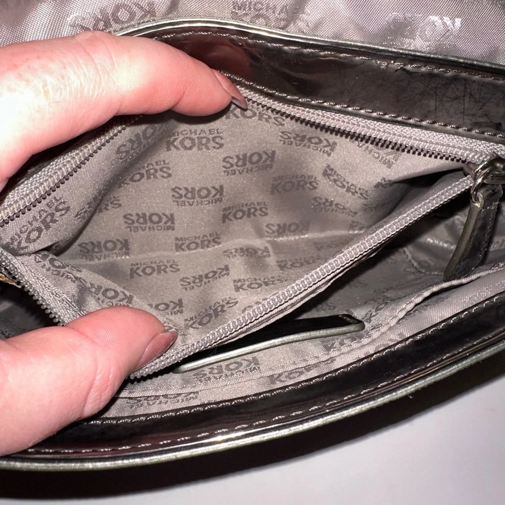 Michael Kors EUC Metallic Silver Logo Patent Leather Jet Set Shoulder Bag